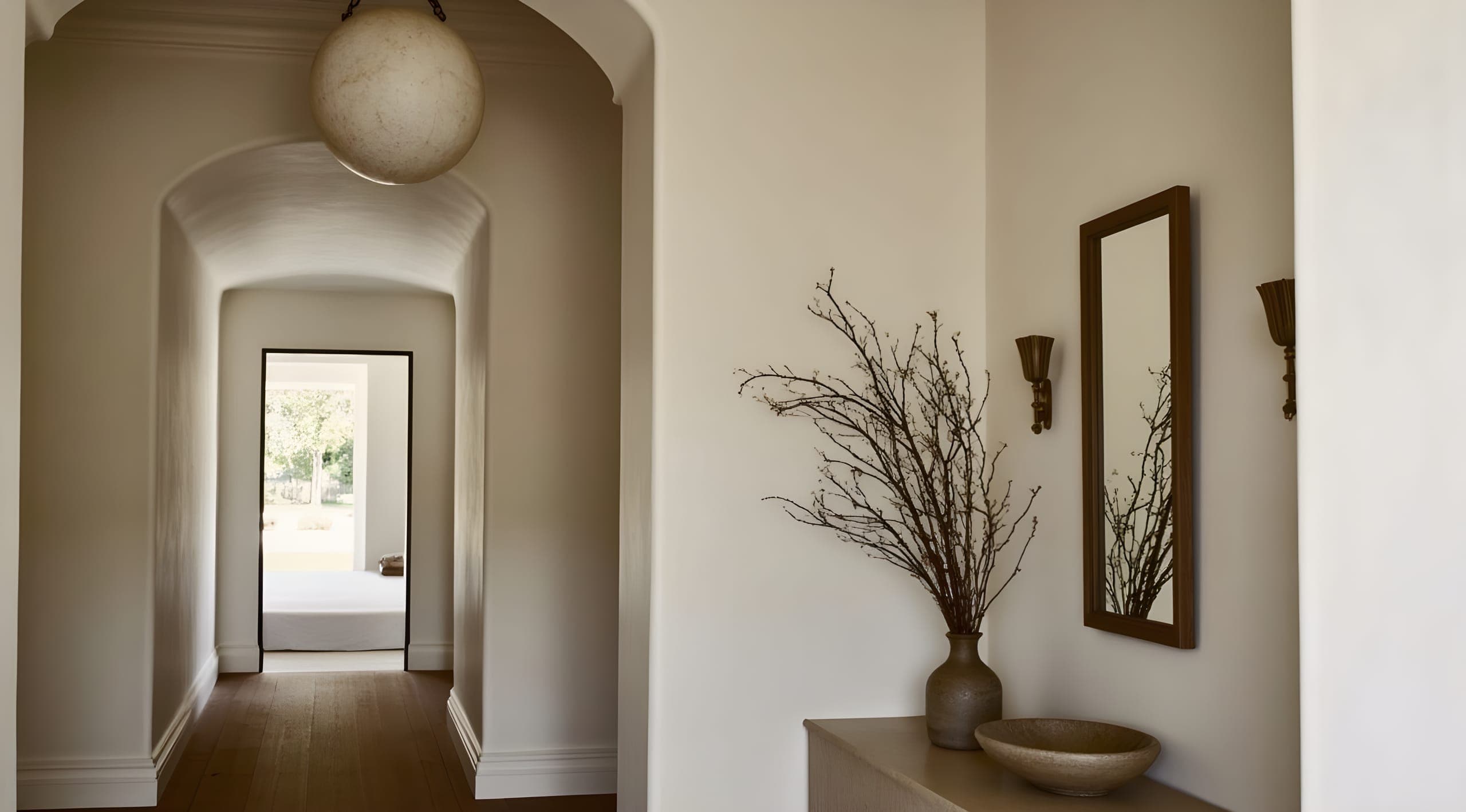 A plastered hall with an arched passage and a branch in a vessel